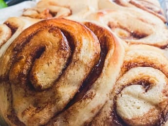 Jumbo Cinnamon Rolls - 4 count